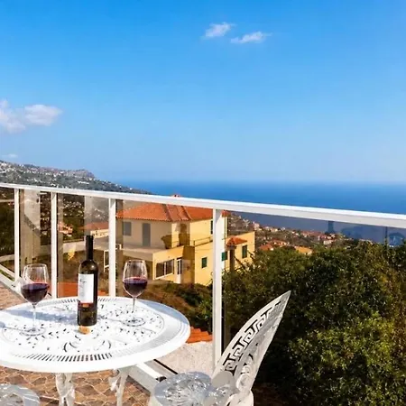 Casa Santana With Ocean Views, Parking & Wifi