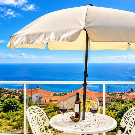 Casa Santana With Ocean Views, Parking & Wifi Estreito Da Calheta