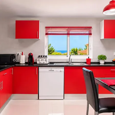 Casa Santana With Ocean Views, Parking & Wifi